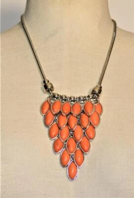 Collar de 20" nuevo con etiquetas tono plateado imitación naranja varias capas babero declaración Foto 1 de 3