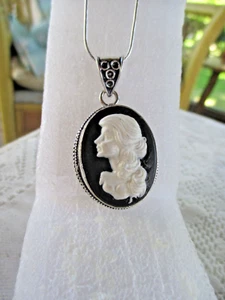 FAUX CAMEO PENDANT 18" SILVER SNAKE CHAIN - Picture 1 of 4