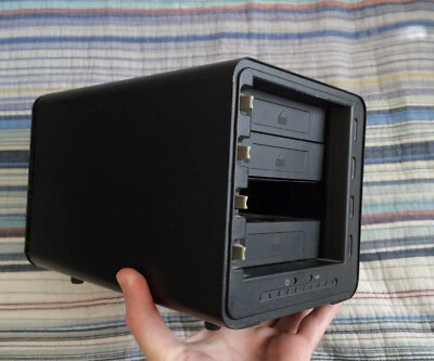 Data Robotics Drobo DR04D-D, 4 Hard Drive Bay USB SATA, No Power Supply - Image 1 of 4