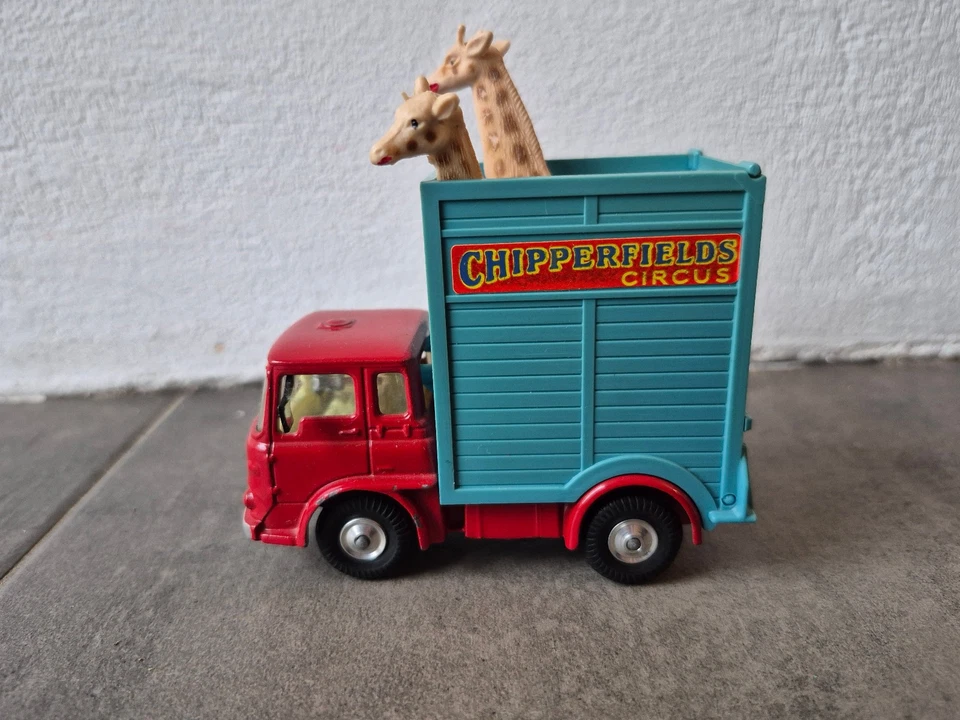 Corgi Toys Bedford Tractor Unit *Chipperfields Circus* mit 2 Giraffen - Bild 1 von 4