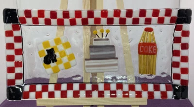 Bandeja de vidrio fundido de botella de Coca-Cola, pastel con borde a cuadros rojo y blanco Foto 1 de 4