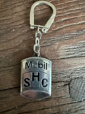 ANCIEN EXCEPTIONNEL PORTE-CLE PETROLIER METAL EMAILLE MOBIL SHC - Photo 1/4