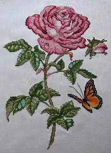 Rosa rosa e farfalla completa punto croce su panno quacchero bianco antico 28 ct - Foto 1 di 4