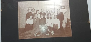 Vintage Familienfoto. 14 Personen posieren für ein Familienfoto.  Männer und Frau - Bild 1 von 4