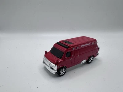 Furgoneta de emergencia Chevrolet personalizada vintage escala 1:64 roja A7 Foto 1 de 4