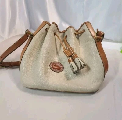 Dooney and Bourke Bicolor White × Beige  Has Sm Ink Mark In Pic - Imagem 1 de 4