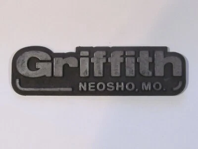 Insignia de plástico de colección Griffith Chevrolet Neosho Missouri emblema maletero MO Foto 1 de 2