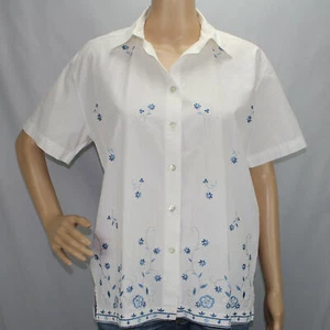 Blusa blanca Capacity Petites para mujer Petite Med botones de flores bordados - Imagen 1 de 10