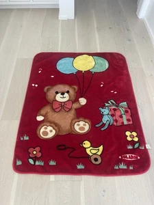 Solaron Teddybär Decke Luftballons Geschenk Ente Blumen so weich rot EUC 54”x42” - Bild 1 von 4
