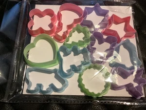 BNIP New Christmas Plastic Cookie Cutters 12 Pack - Tree Snowman Star Angel - Picture 1 of 5