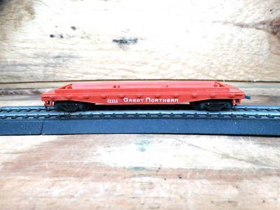 Tyco HO Scale 41' Great Northern 42953 Model Railroad Flat Car Pipe Carrier - Image 1 of 4