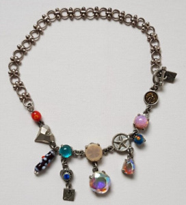 Otazu Silberfarbene Halskette mit Anhängern Charms Original Verpackung 1990er