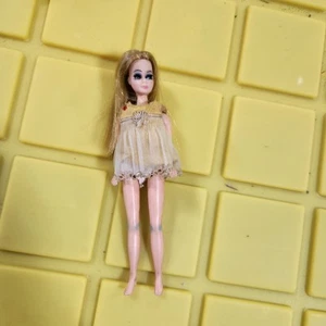 Vintage 70er Jahre Topper Dawn Puppe im goldweißen Spitzenkleid D4 - Bild 1 von 2