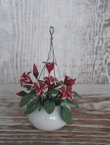 Maceta colgante de porcelana en miniatura para casa de muñecas con flores rojas realistas 1/12 - Imagen 1 de 14