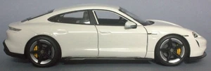 Porsche Taycan Turbo S Burago escala 1/24 diecast blanco - Imagen 1 de 7