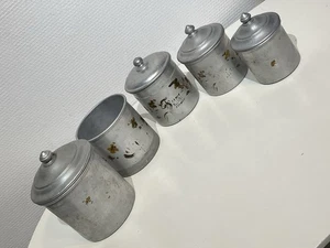 Ancienne Série De 5 Pots À Epice En Aluminium Déco Vintage. - Picture 1 of 18