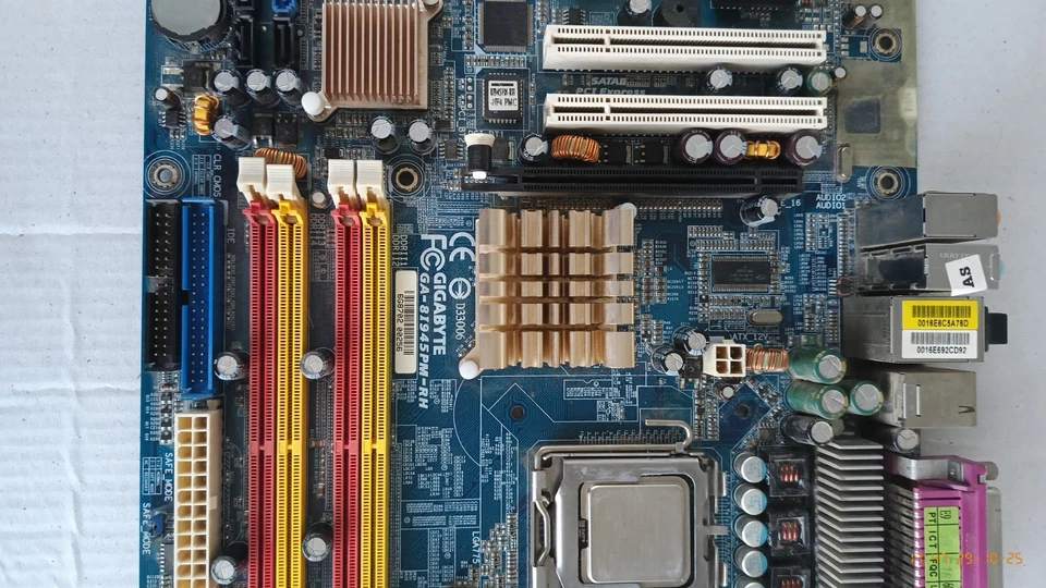 Motherboard Gigabyte GA-8I945PM-RH Lga 775 + Pentium D 915 + 4GB DDR2 667 - Imagen 1 de 4