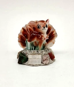 Ciervo cervatillo de porcelana kitschy vintage sobre soporte de piedra semipreciosa con carcasa - Imagen 1 de 11