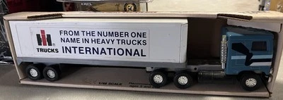 ERTL 1980’s International EAGLE Truck and Trailer IH 1/48 In Box - Image 1 of 4