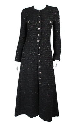 Casaco longo CHANEL 2022 22A preto Boucle tweed lantejoulas enfeitado botão CC 36 - Imagem 1 de 4