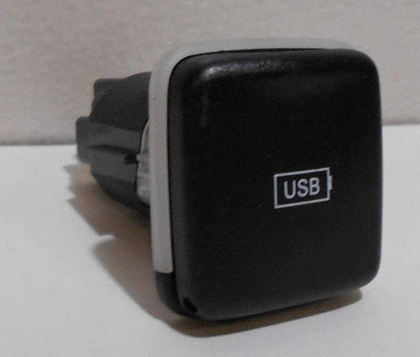 USB Module-Charging Port - Mopar 68229847AB - Imagem 1 de 1