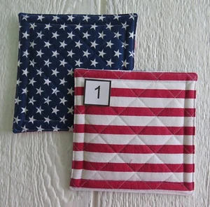 Gesteppte Topflappen mit Sternen und Streifen-Druck-Motiv 7 x 7 - 2er-Set - Bild 1 von 2