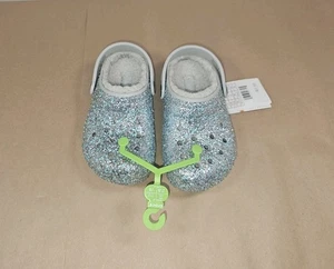 Zoccoli Crocs classici foderati in pelliccia sintetica per bambini taglia C10 argento/blu glitter 207462-3UW - Foto 1 di 9