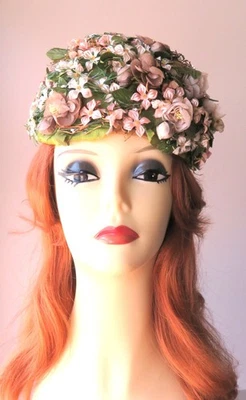 Sombrero Floral Años 50 Verde, Rosa, Crudo Organdí Flores Varios Tamaños y Etiqueta Material Foto 1 de 4
