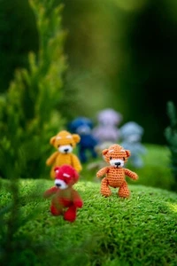 Mikro gehäkelte Miniatur orange Teddybär: kleine Miniatur Puppenstubentiere - Bild 1 von 2