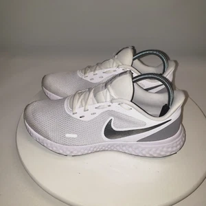 Nike Revolution 5 Runners Mujer 9 Blanco Tenis Plateado Swoosh BQ3207-100 - Imagen 1 de 10