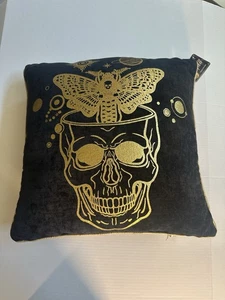 Halloween Totenkopf Motte schwarz Samt gold Kissen leuchtet im Dunkeln 17x17 - Bild 1 von 4