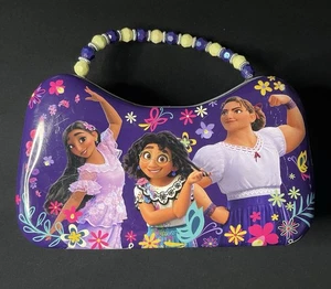 Caja de hojalata Encanto de Disney.  Hecho por The Tin Box Company.  8x5 pulgadas. - Imagen 1 de 5