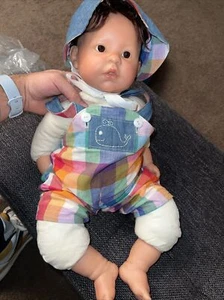 ADORABILE BAMBOLA REBORN BERENGUER BABY IN CAMOSCIO PESATO CORPO CAPELLI RADICATI 18" - Foto 1 di 6