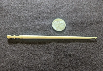 Antiguo gancho de ganchillo/encaje de madreperla tallado a mano - años 1800 - con extremo torneado Foto 1 de 4