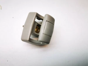 MERCEDES S S320 W221 2008 / 05-09 SONNENBLENDE CLIP HAKEN / HALTER / HALTERUNG / GRAU - Bild 1 von 3