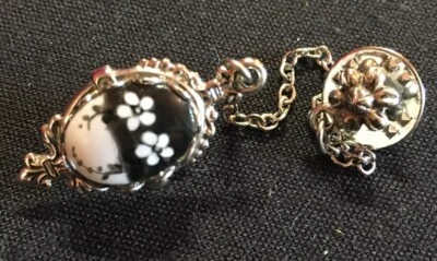 Заколка брошь двойной серебристого тона черный белый окрашенный камень прикрепленная цепочка цветок - Изображение 1 из 4