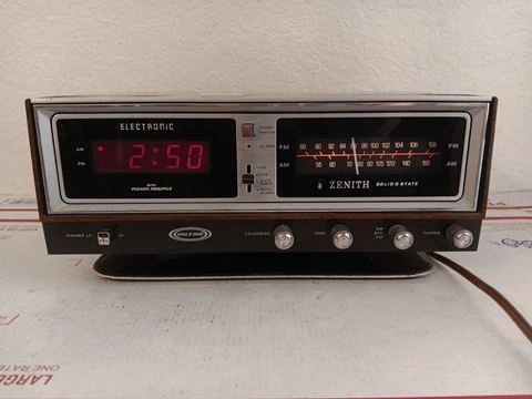 Zenith R472 Digital Clock Radio Space Age Modern Style - Circle Of Sound  1978 Cover