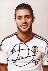 VALENCIA: CARLES GIL SIGNED 6x4 PORTRAIT PHOTO+COA - Imagen 1 de 1