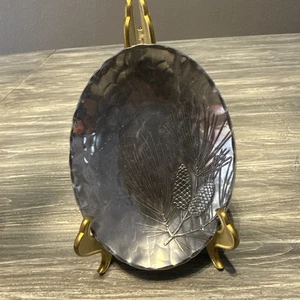 Handgefertigte Wendell August Forge Feiertag Tannenzapfen & Ast ovale 7" Aluminiumplatte - Bild 1 von 6