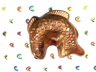 Antiguo Cobre KOI FISH Molde Jello Latón Colgador Pátina METAL PESADO PARED Arte Foto 1 de 4