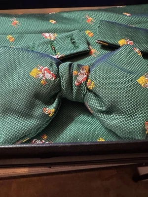 Colección de pajaritas Zanahorias y Gibbs - Papá Noel satinado verde Foto 1 de 4