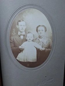 Fotografia vintage in bianco e nero - Stampa antica senza tempo di una famiglia di 3 persone - Foto 1 di 10