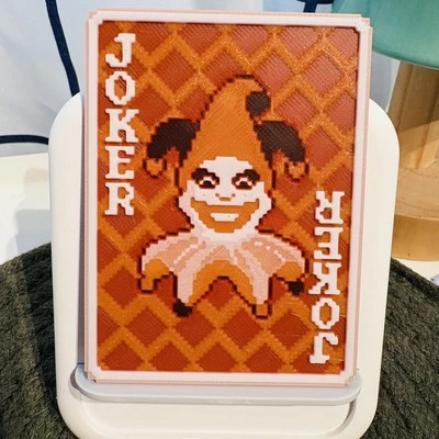 Ímã de arte em relevo impresso em 3D - Cartão coringa inspirado em Balatro coringa ganancioso - Imagem 1 de 4