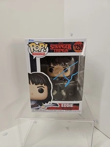 Joseph Quinn "Stranger Things" AUTOGRAFO firmato 'Eddie' 1250 Funko Pop(L) - Foto 1 di 8