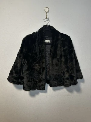 Bolero con capucha de piel sintética negra Marei 1998 detalle de flores con cuentas encogerse de hombros Foto 1 de 4