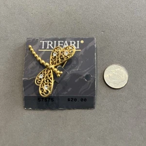 Broche prendedor vintage TRIFARI TM tono dorado filigrana libélula estrás nuevo en tarjeta - Imagen 1 de 6