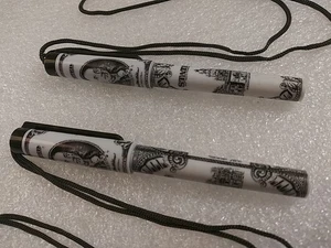 Vintage Neuheit $100 Dollarschein Tintenstifte 2er Set und Federschnüre BEN FRANKLIN - Bild 1 von 6