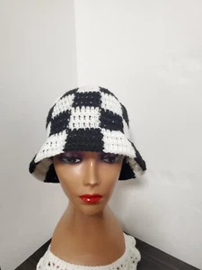 Sombrero de cubo a cuadros de ganchillo blanco y negro festival Boho Hippie chic hecho a mano - Imagen 1 de 12