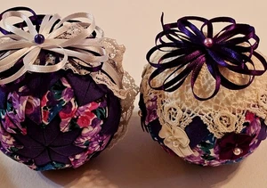 Two Quilted Christmas Ball Ornaments Handmade Purple Victorian Look - Foto 1 di 10