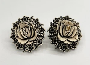 Pendientes Vintage Off White & Black Tallados Rosa Flor Celuloide Tornillo Trasero - Imagen 1 de 7